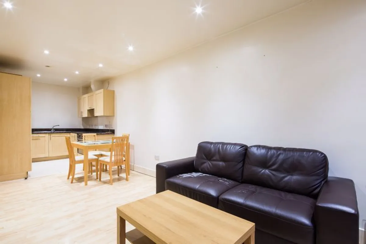 Flat Commercial Road in Greater London