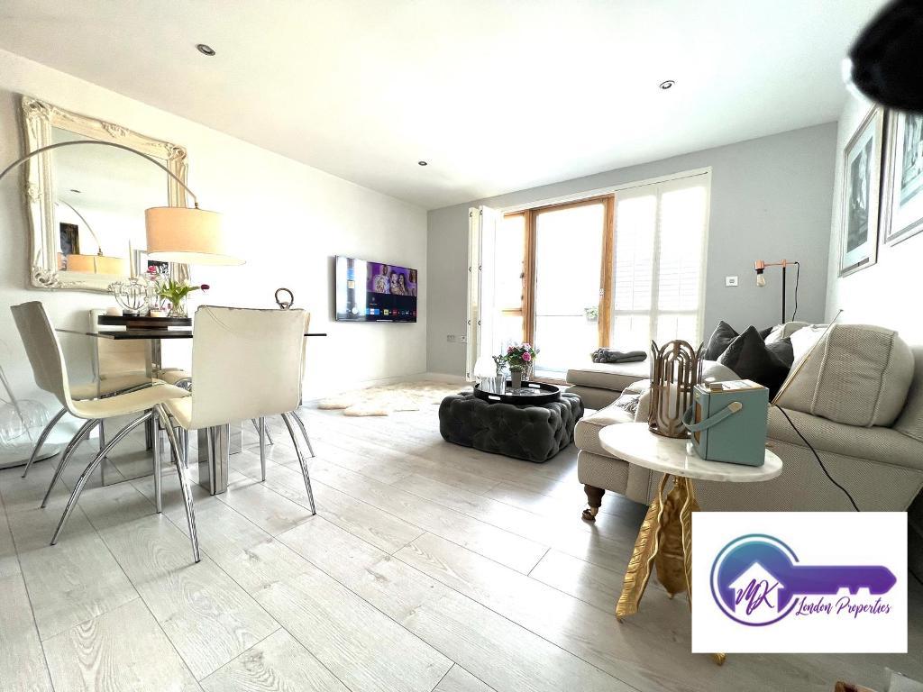 Flat Dairy Close in Greater London