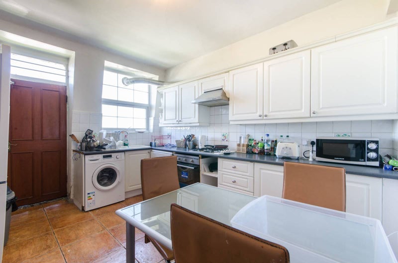 Room Sidmouth Road in Greater London