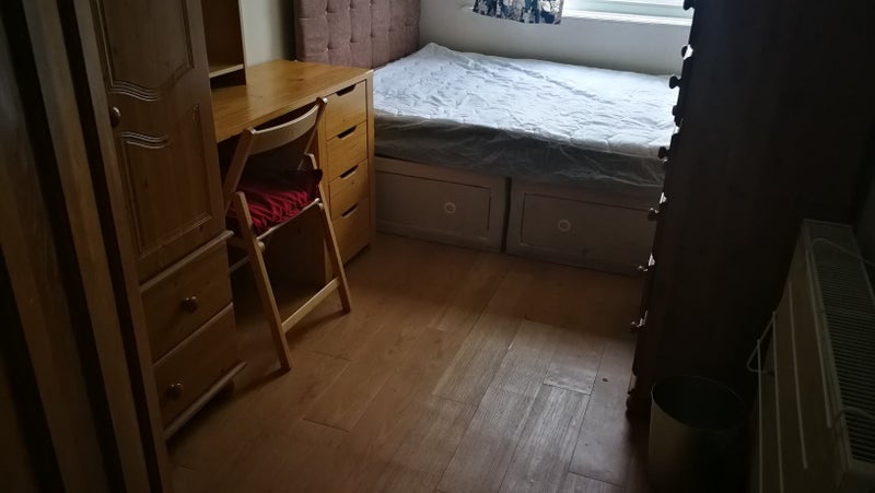 Room Sidmouth Road in Greater London
