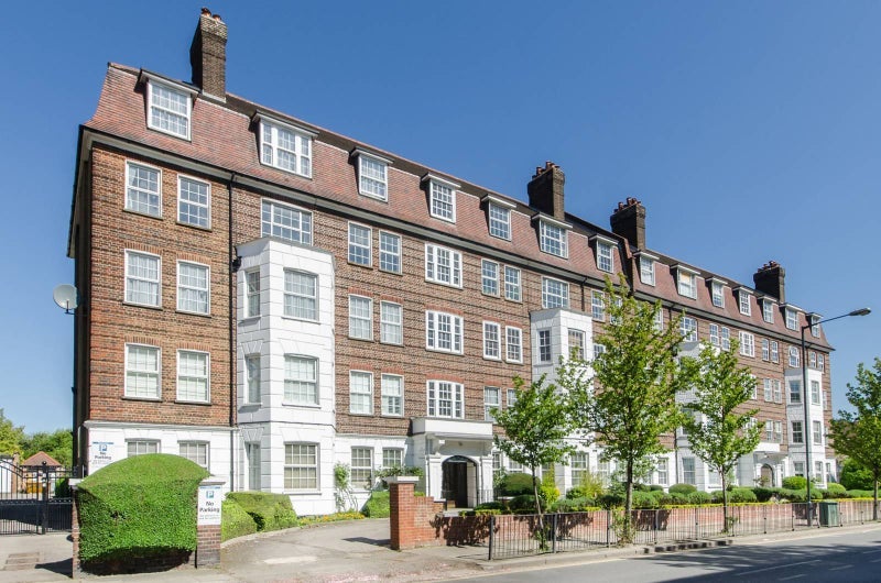 Room Sidmouth Road in Greater London