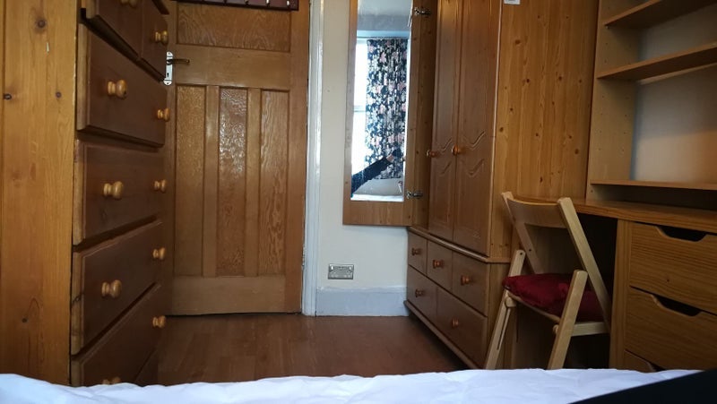 Room Sidmouth Road in Greater London