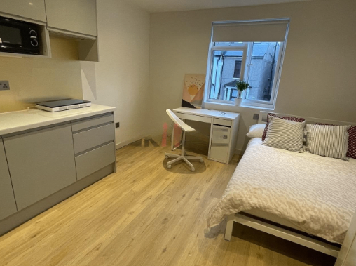 Room Hardman Road in Greater London