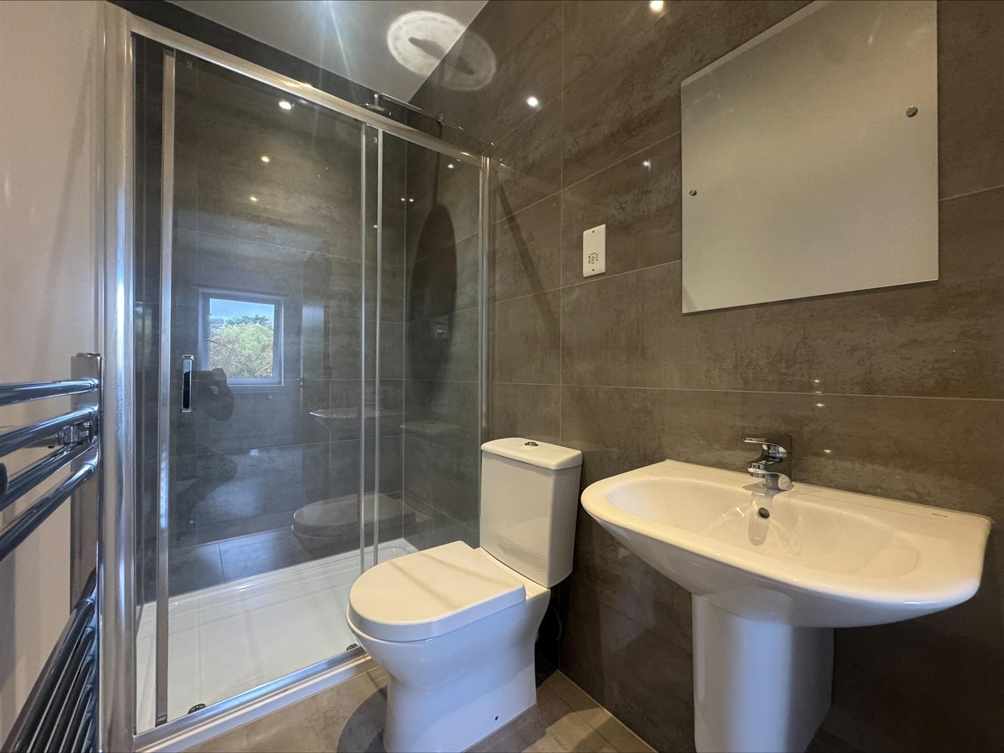 Flat Knoll Road in Surrey Heath