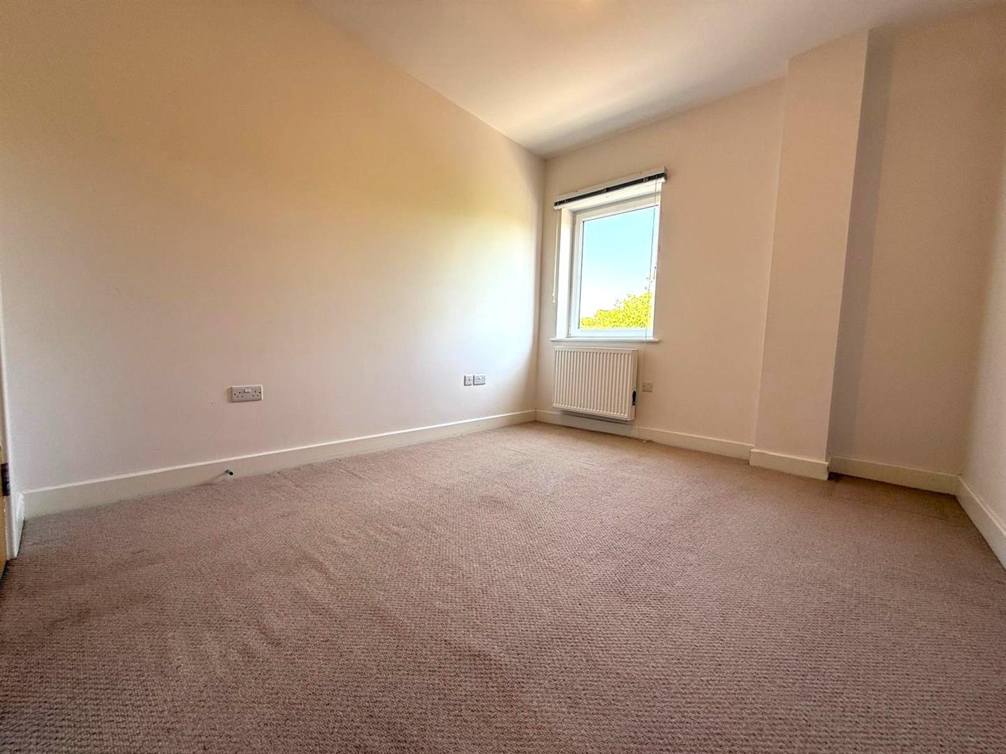 Flat Knoll Road in Surrey Heath