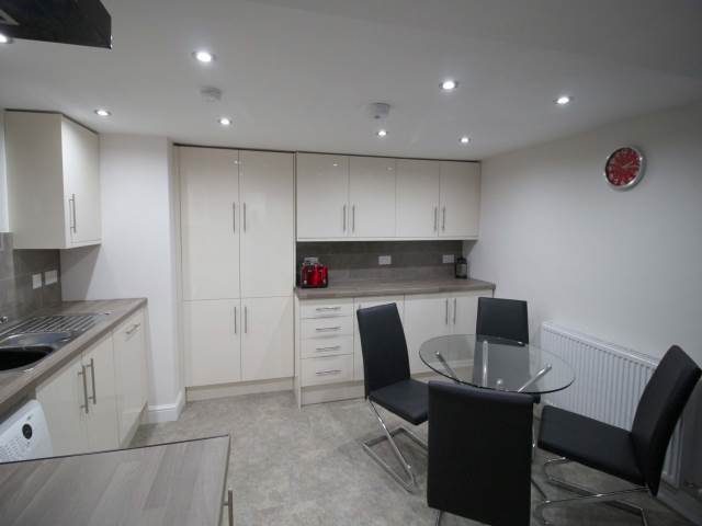 Room Back Rosemont Walk in Leeds