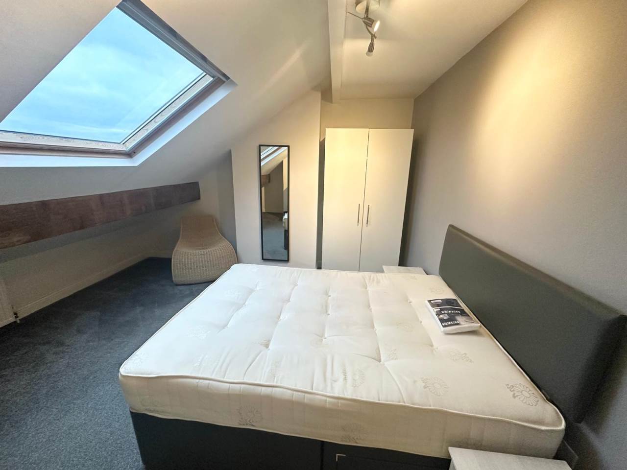 Room Back Rosemont Walk in Leeds