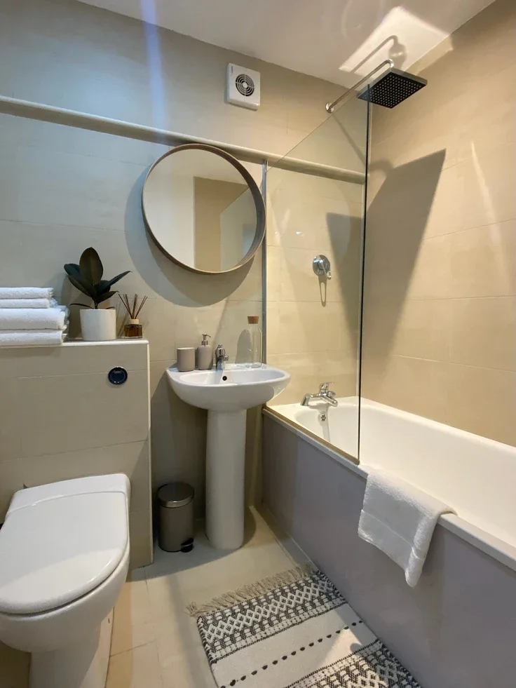 Flat Leather Lane in Greater London