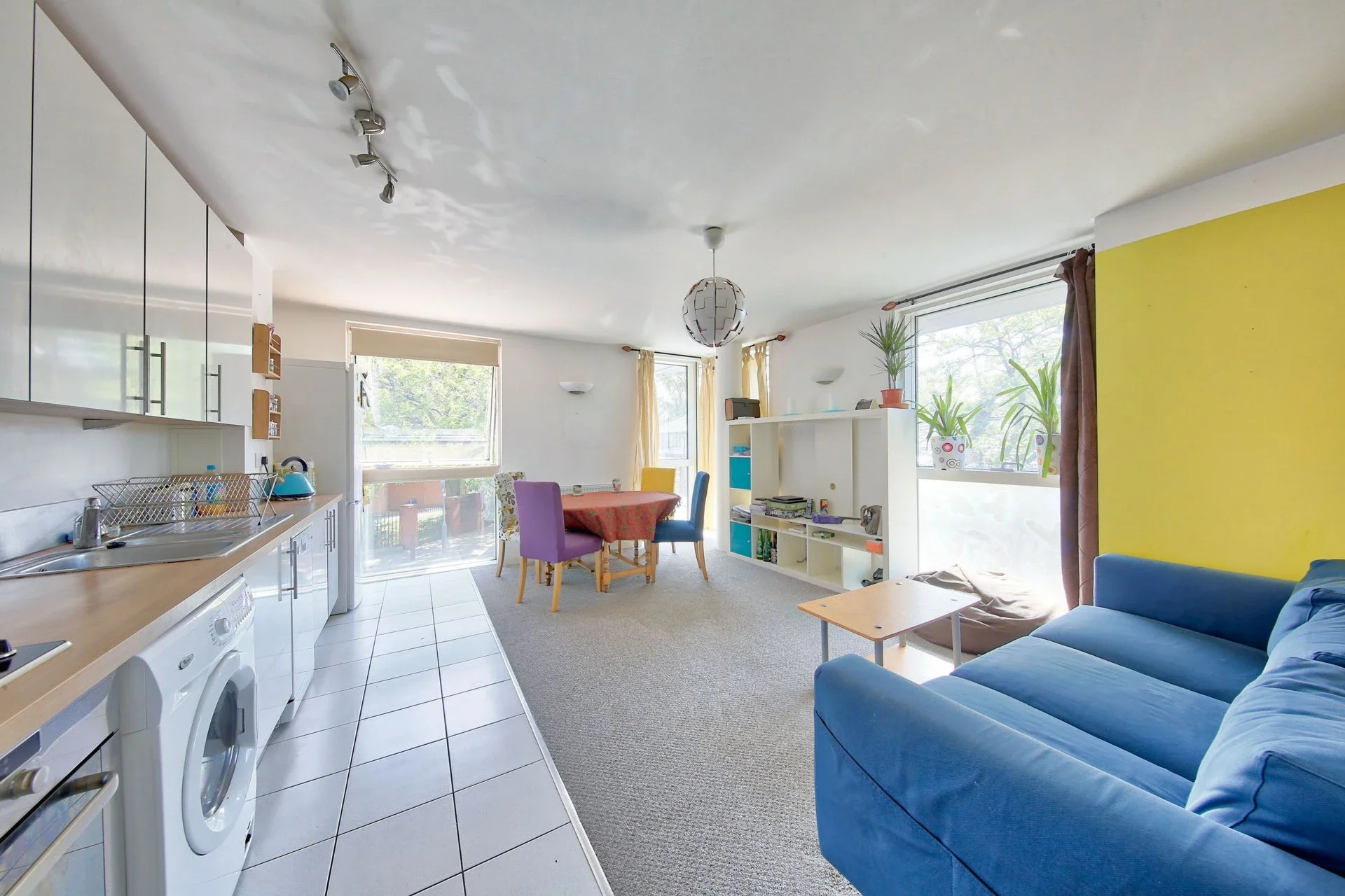 Flat Mapleton Road in Greater London