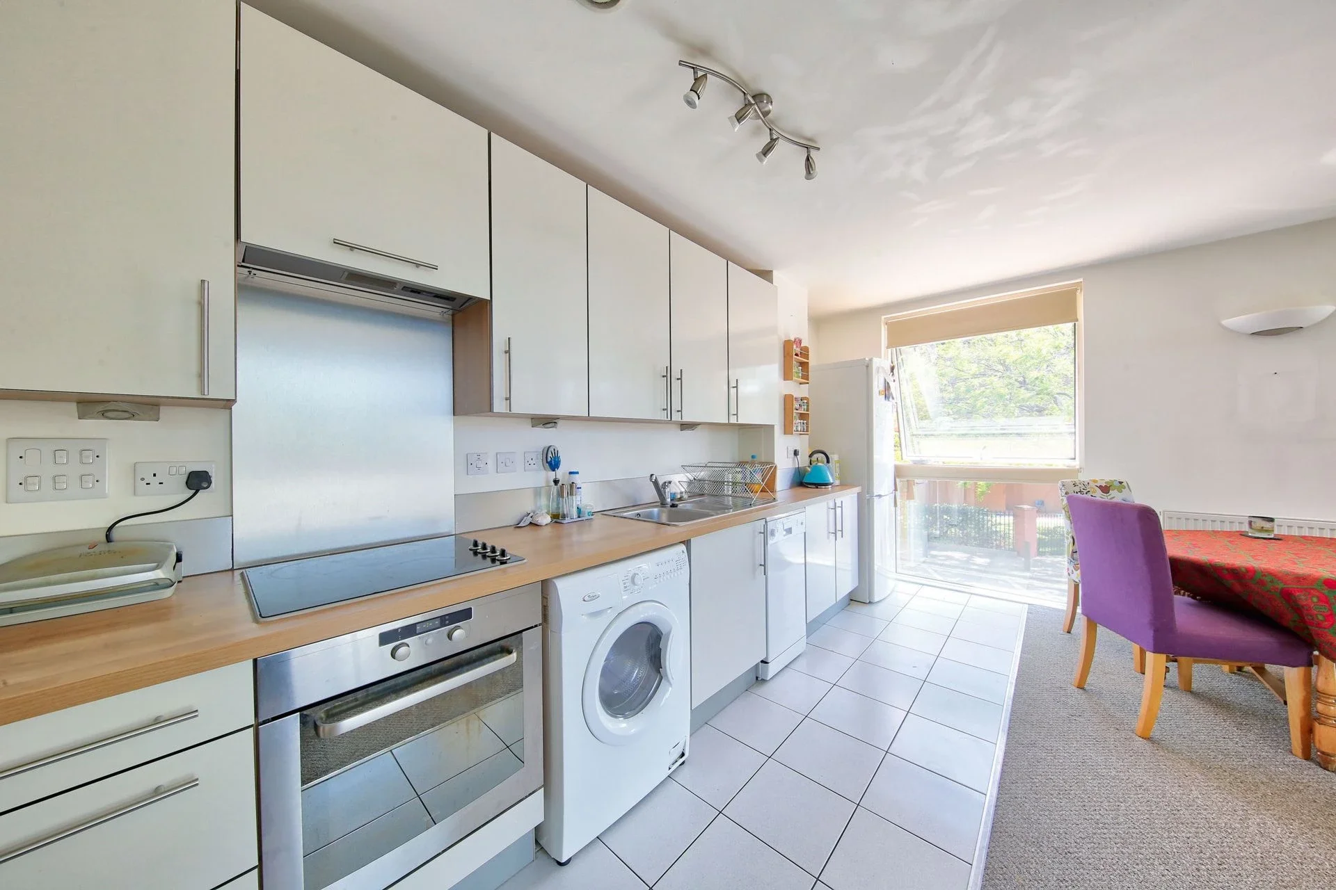 Flat Mapleton Road in Greater London