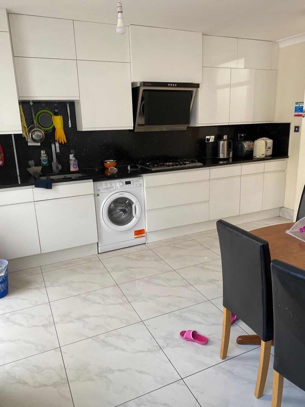 Room Cheltenham Road in Greater London