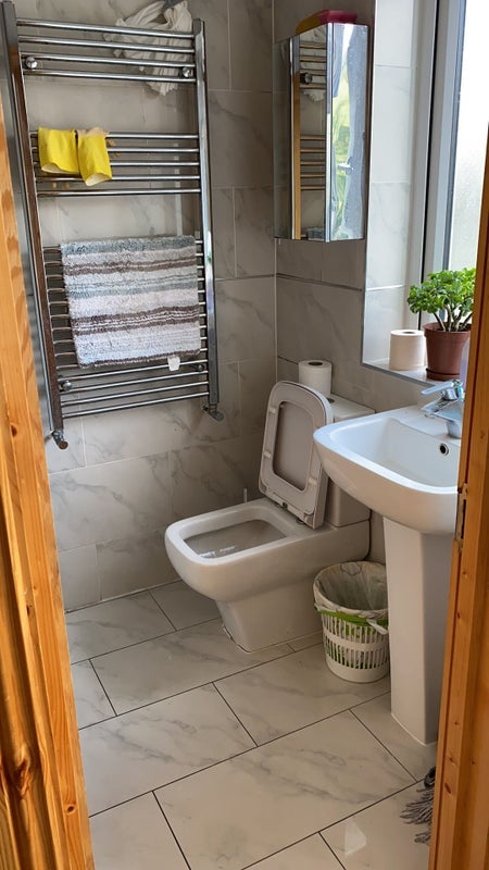 Room Cheltenham Road in Greater London
