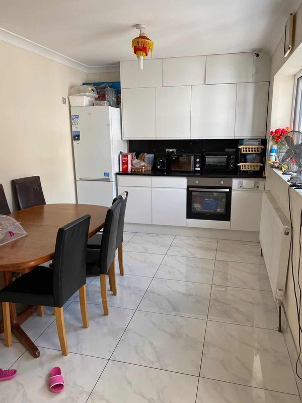 Room Cheltenham Road in Greater London