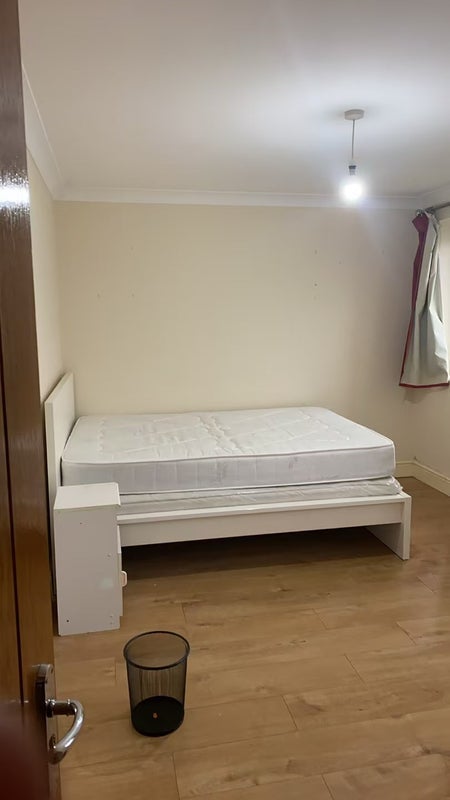 Room Cheltenham Road in Greater London