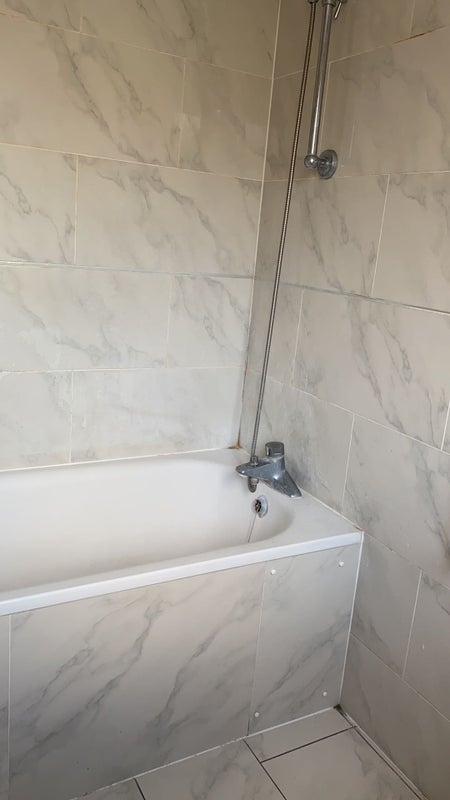 Room Cheltenham Road in Greater London