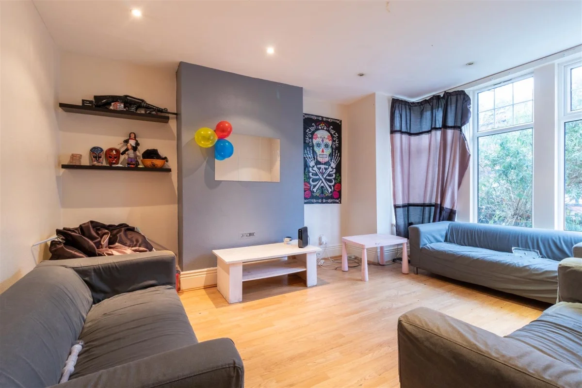 Flat Estcourt Terrace in Leeds