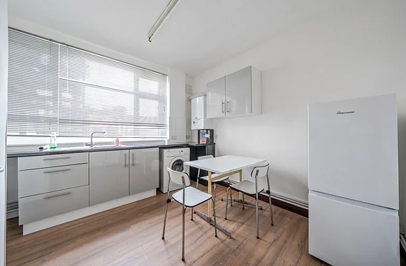 Flat Mitcham Road in Greater London