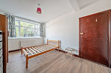 Flat Mitcham Road in Greater London