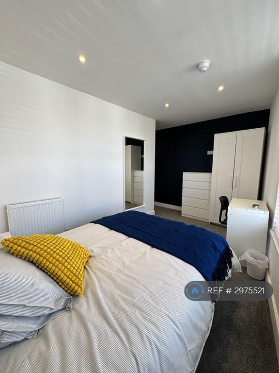 Room Pitcroft Road in Portsmouth