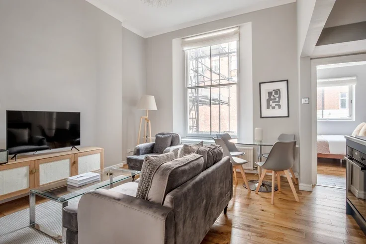 Flat Hatherley Grove in City of Westminster