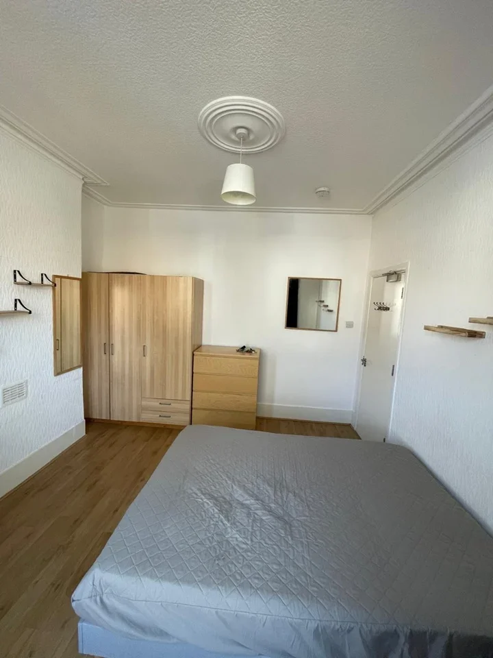 Room Cobham Road in Greater London