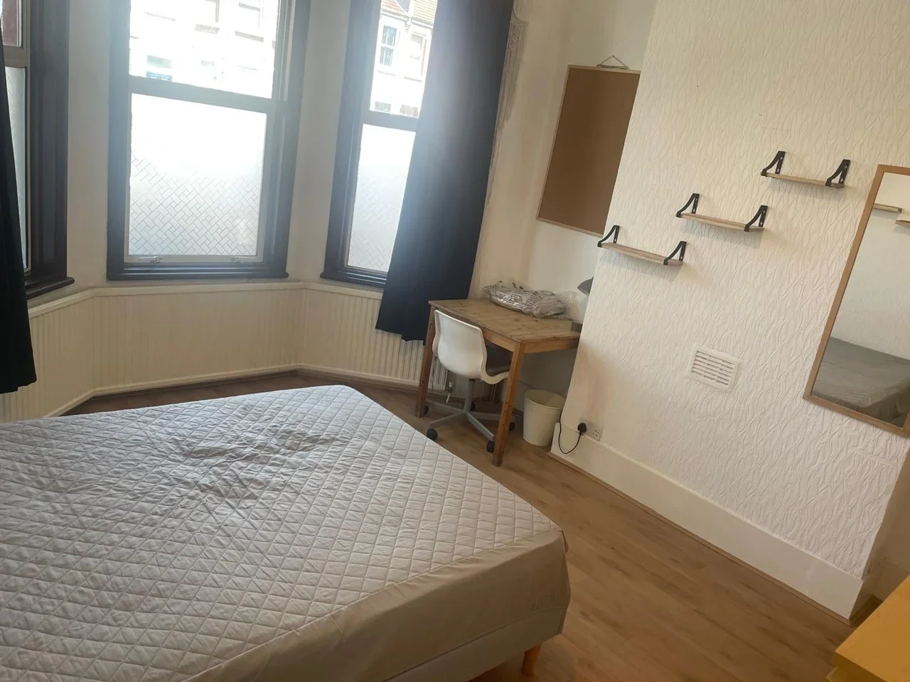 Room Cobham Road in Greater London