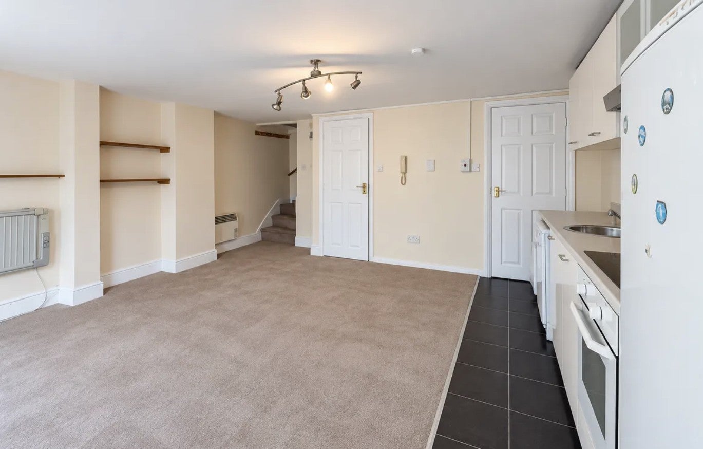 Flat Chatsworth Road in Greater London