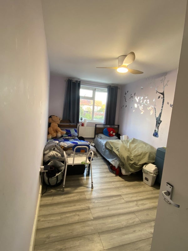 Room Everard Way in Greater London