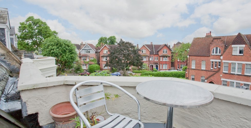 Flat Rydal Road in Greater London
