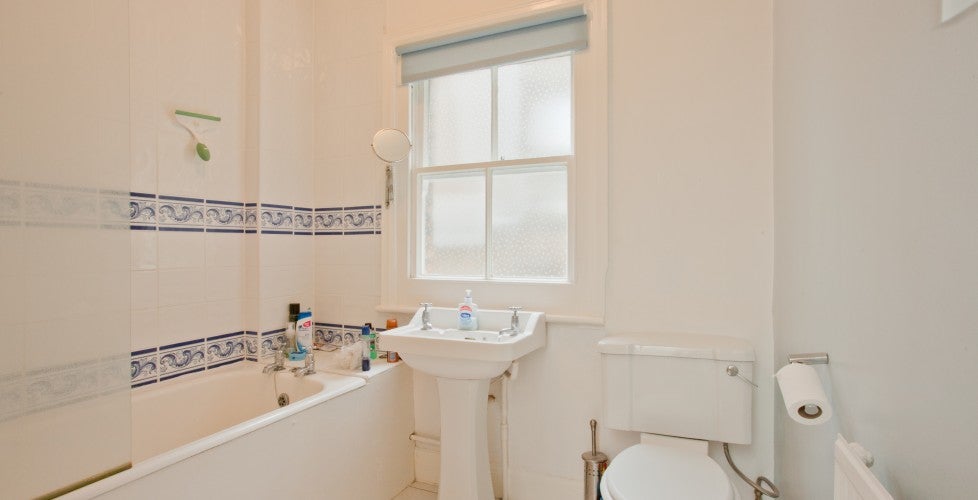 Flat Rydal Road in Greater London