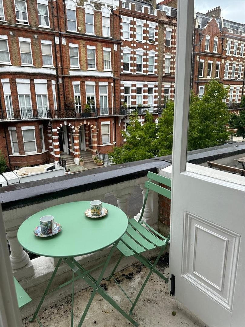 Flat Bramham Gardens in Greater London