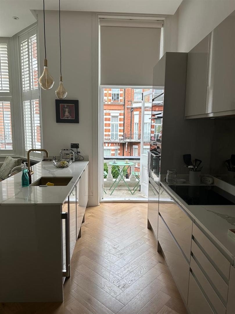 Flat Bramham Gardens in Greater London