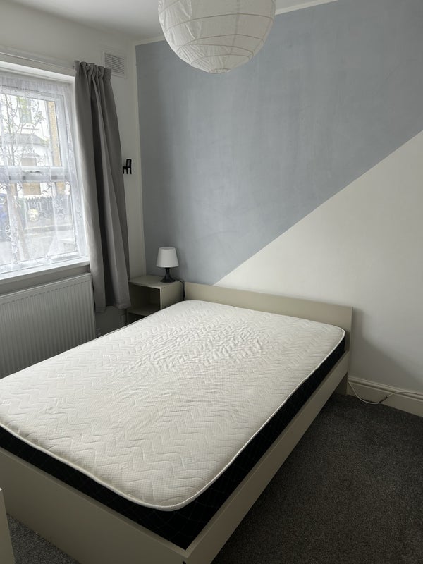 Room Tennyson Road in Greater London