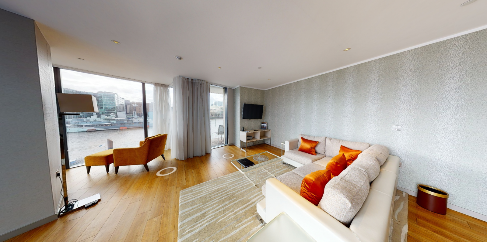 Flat Lower Thames Street in City of London