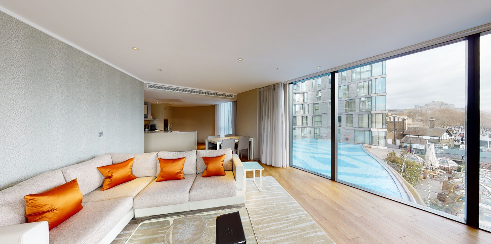 Flat Lower Thames Street in City of London