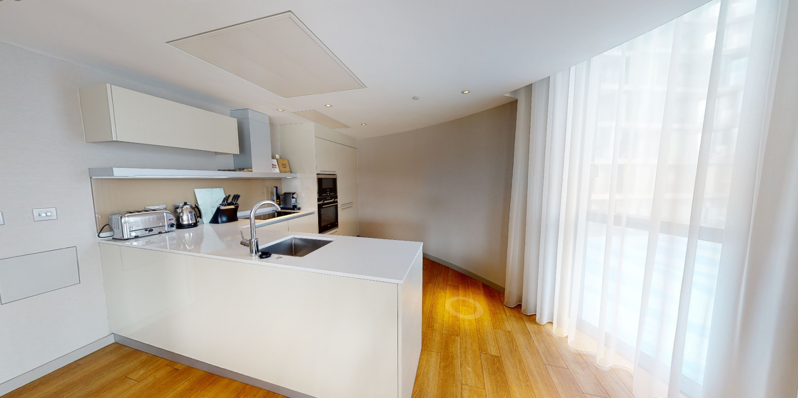 Flat Lower Thames Street in City of London
