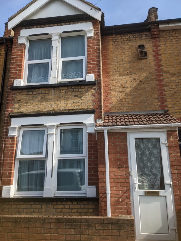 House Victoria Avenue in Greater London