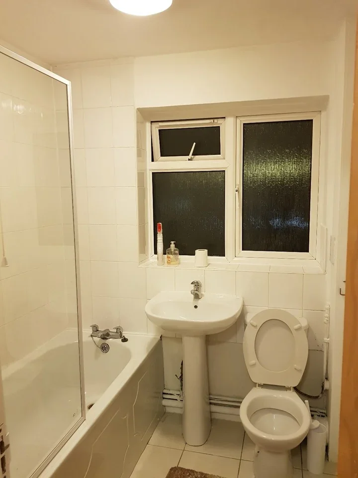 Flat Hinton Road in Greater London