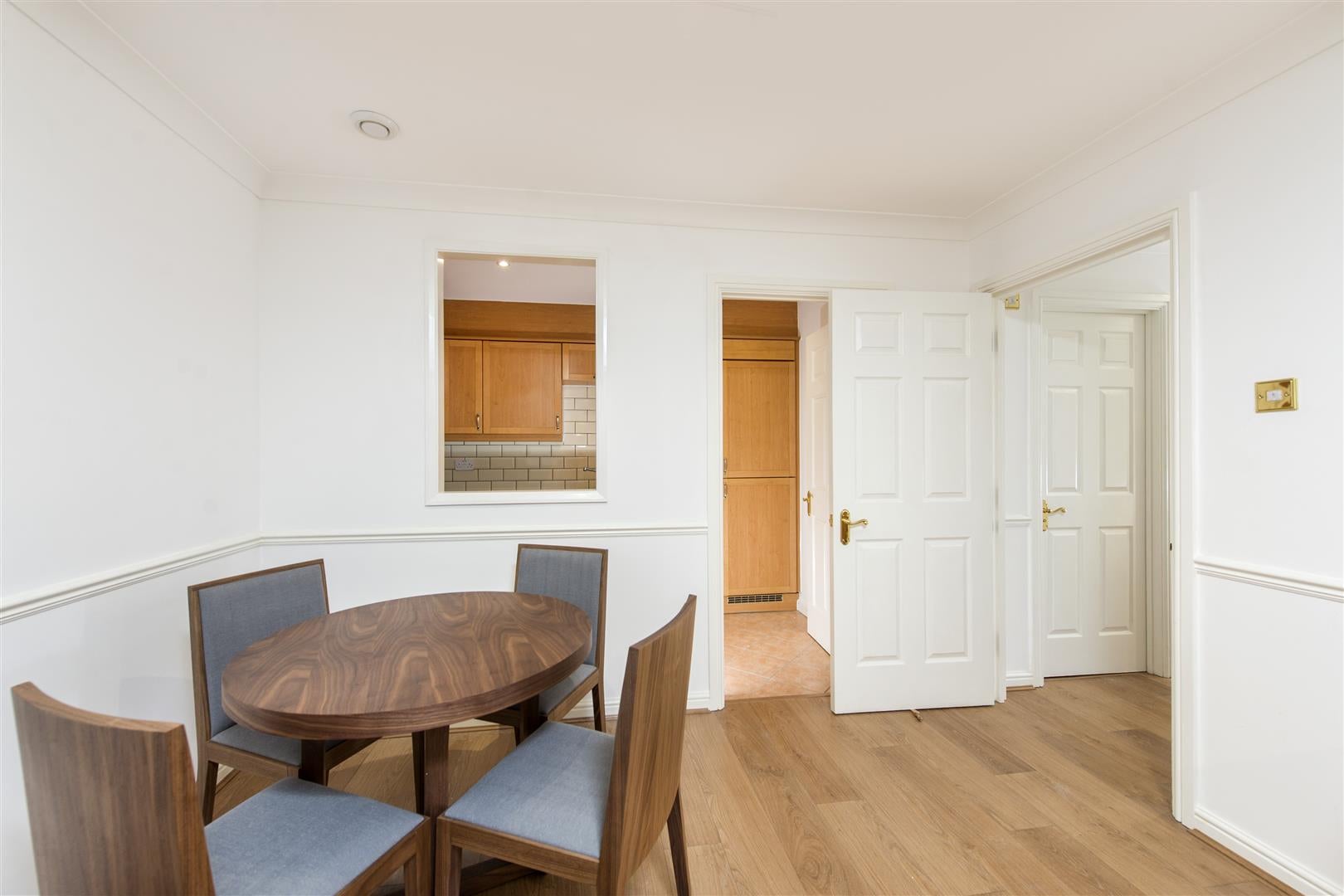 Flat Russell Road in Greater London