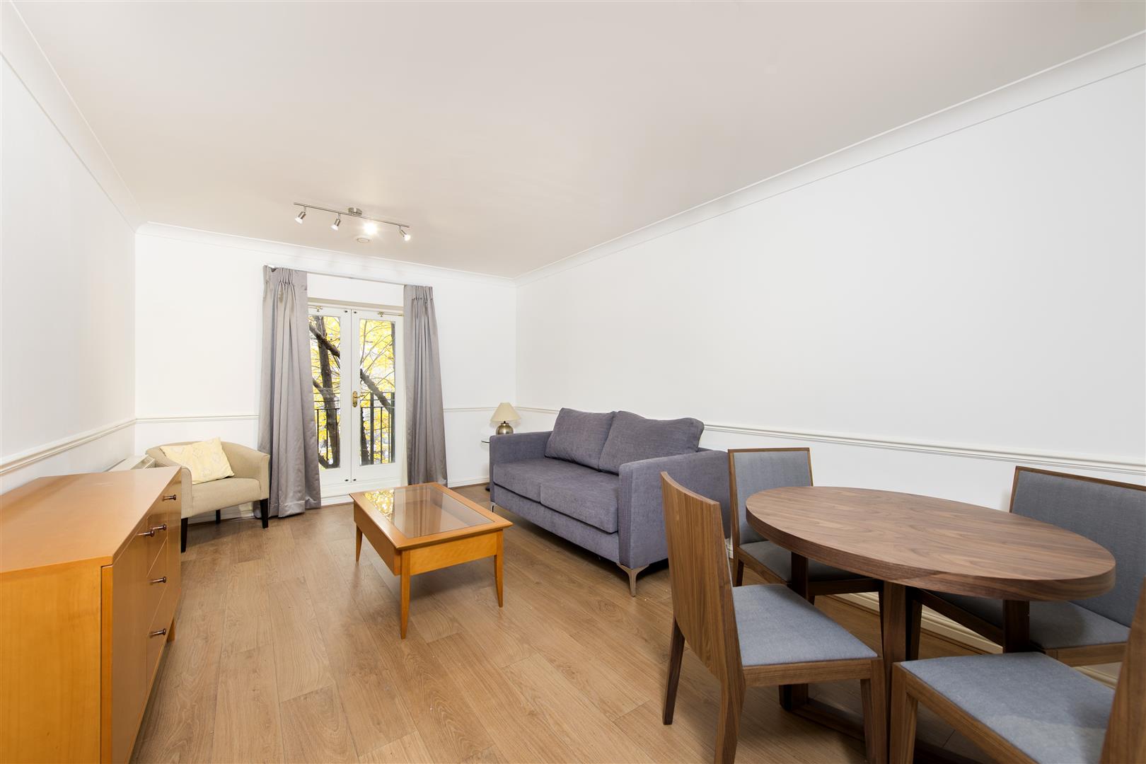 Flat Russell Road in Greater London