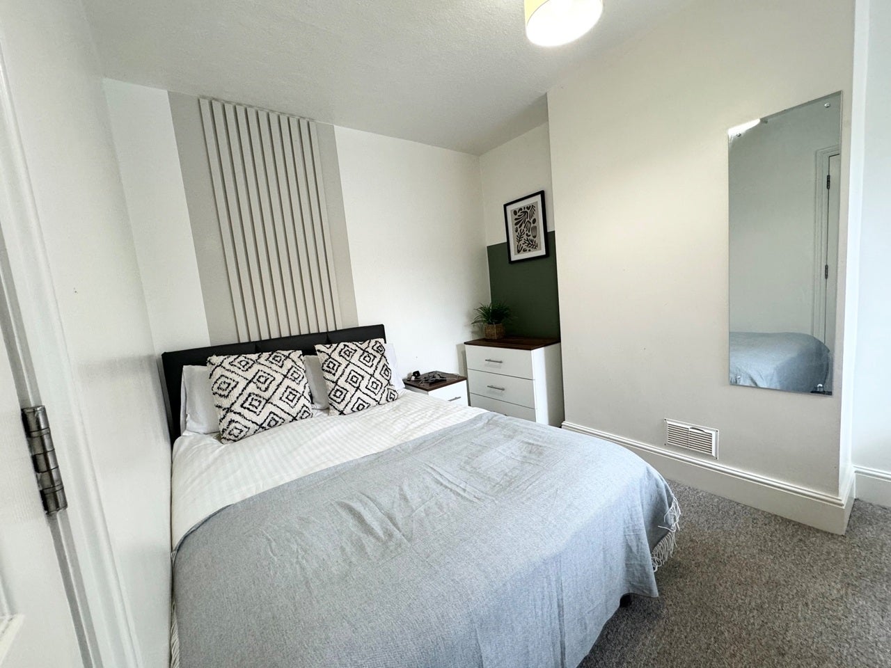 Room Highcliffe Road in Winchester