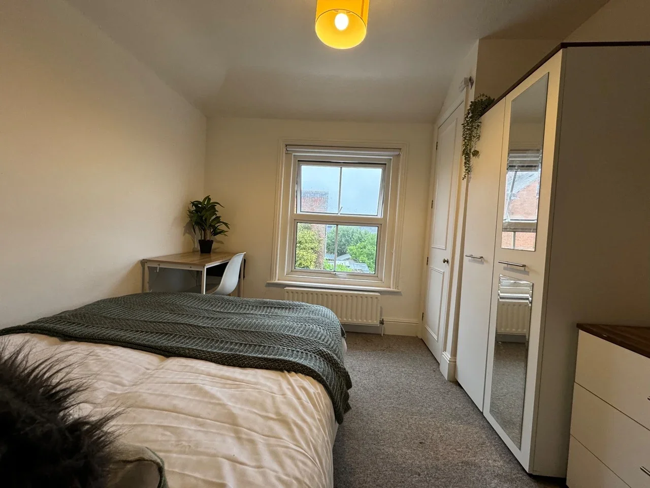 Room Highcliffe Road in Winchester