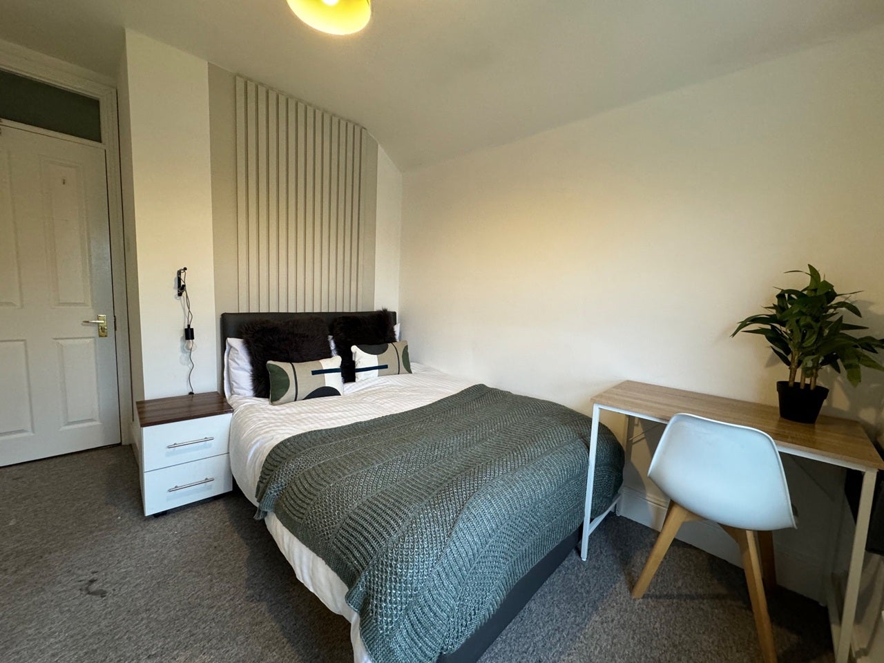 Room Highcliffe Road in Winchester