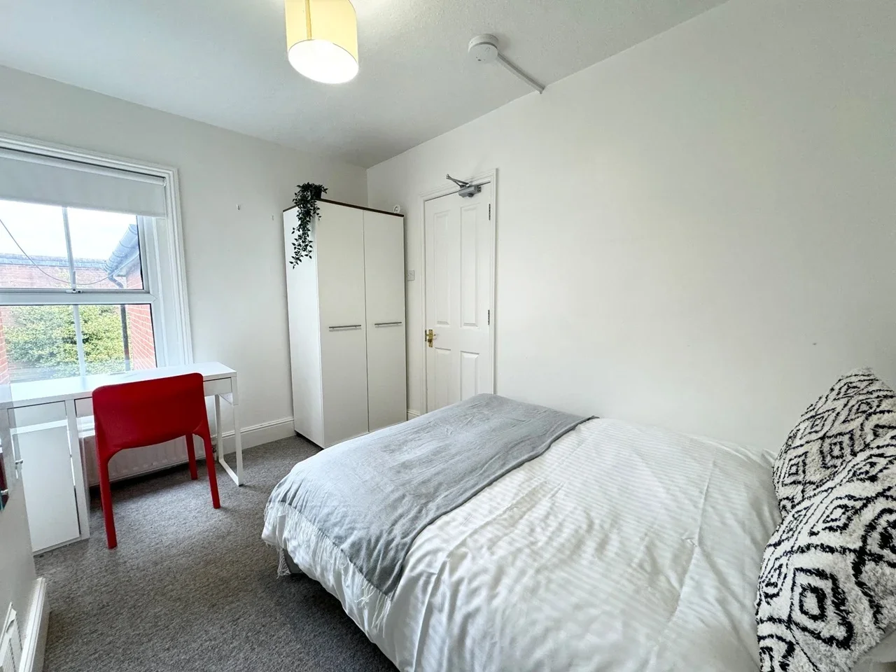 Room Highcliffe Road in Winchester