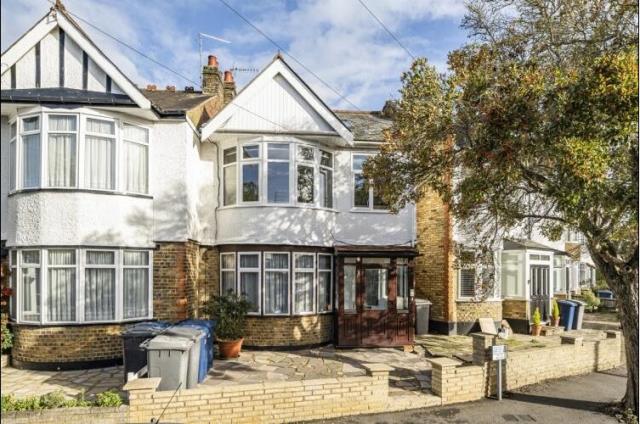Flat Hutton Grove in Greater London