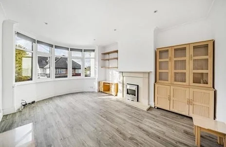 Flat Hutton Grove in Greater London