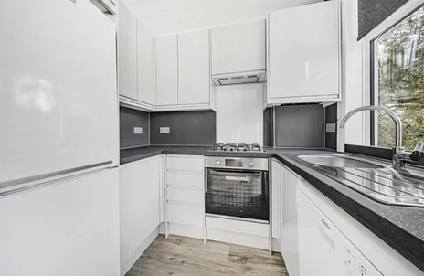 Flat Hutton Grove in Greater London