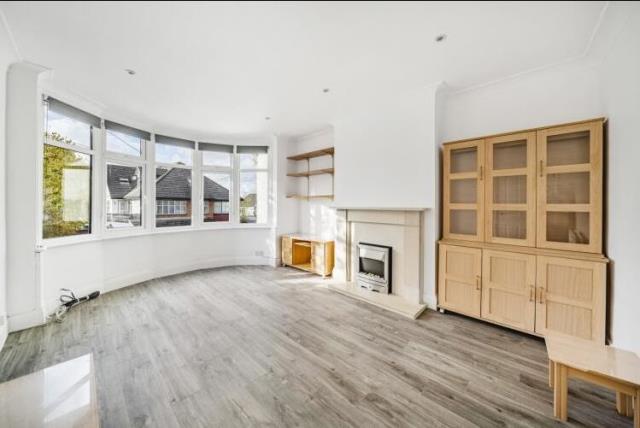 Flat Hutton Grove in Greater London