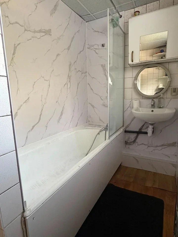 Room Ruislip Road in London
