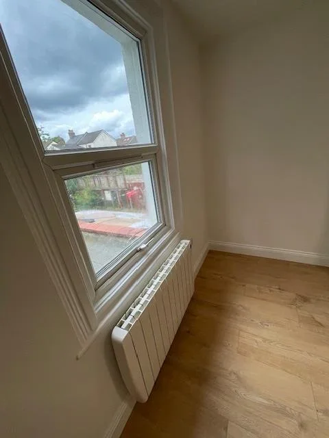 Flat Bowes Road in Greater London